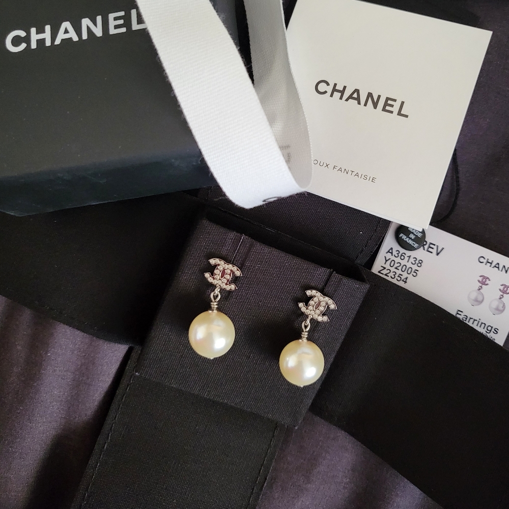 Brand new authentic Chanel crystal cc with pearl earrings - Picture 16 of 17